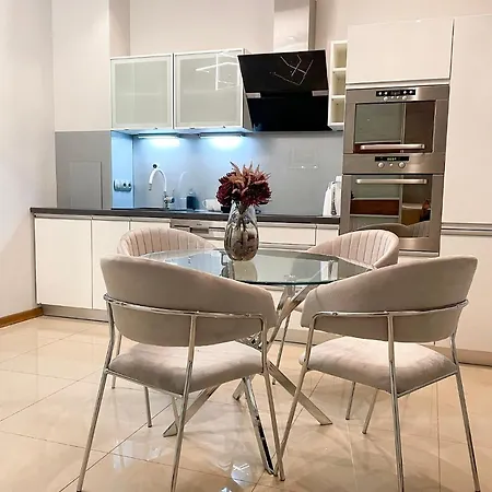 아파트 U In Old Town *